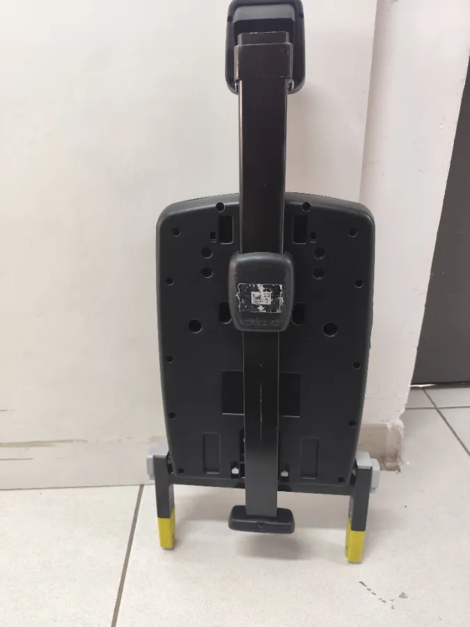 Base com isofix com pequenas marcas de uso