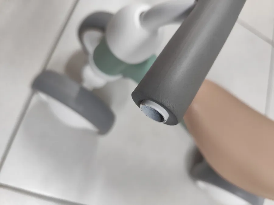 Não acompanha a proteção emborrachada lateral do guidão