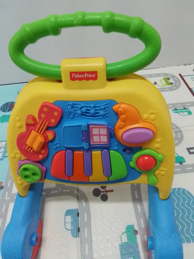 Botões e adesivos com desgastes de uso