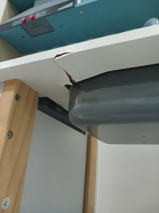 Madeira próximo a cumbuca da pia com uma pequena avaria