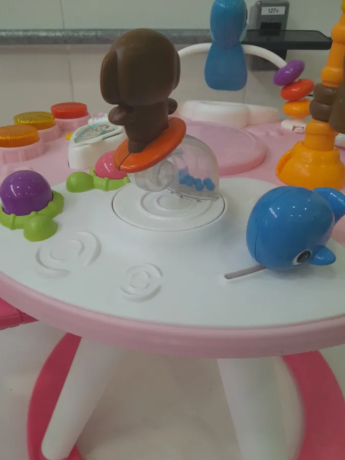 Base do encaixe dos brinquedos meio amarelada