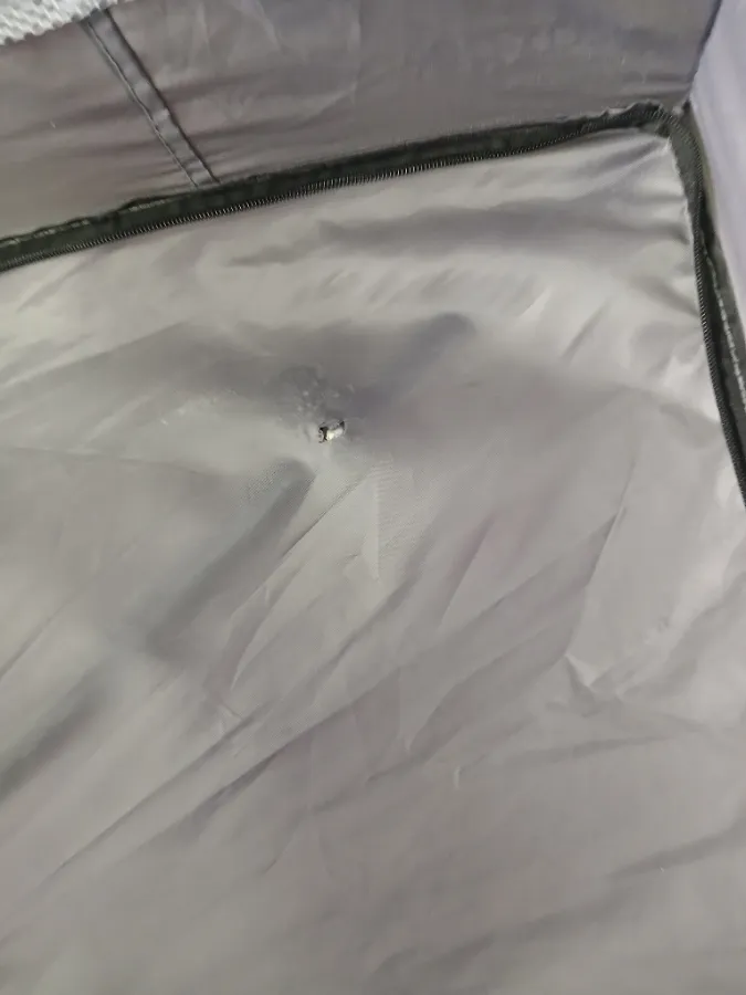 Pequeno furo no tecido (sem contato com o bebê) Pequeno furo no tecido (sem contato com o bebê)