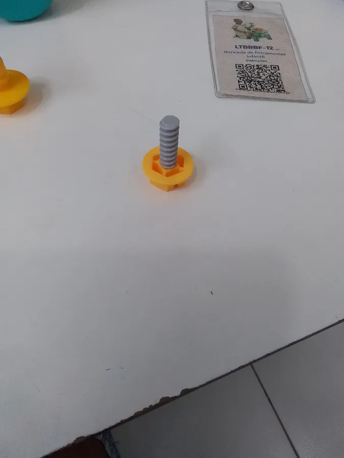 Esta com parafusos amarelo diferente mas dá pra usar normalmente