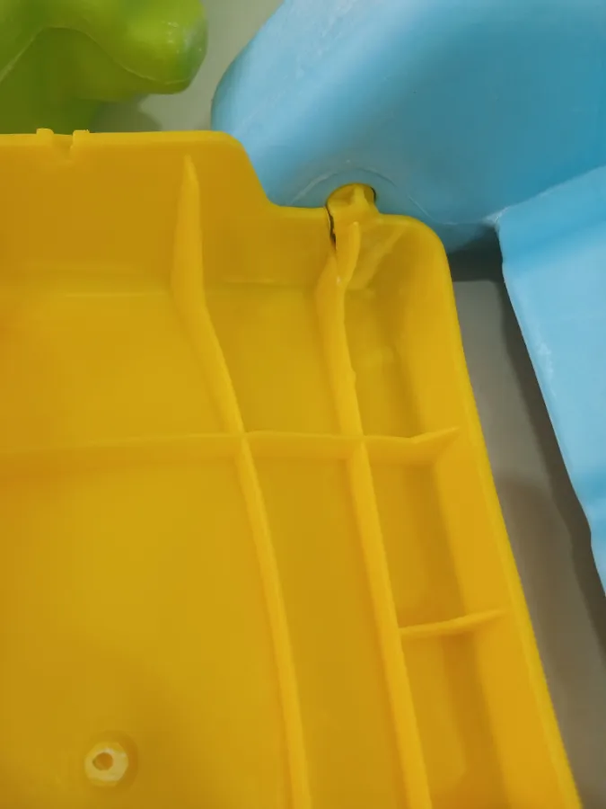 Base amarela está com pequeno detalhe de rachadura Base amarela está com pequeno detalhe de rachadura