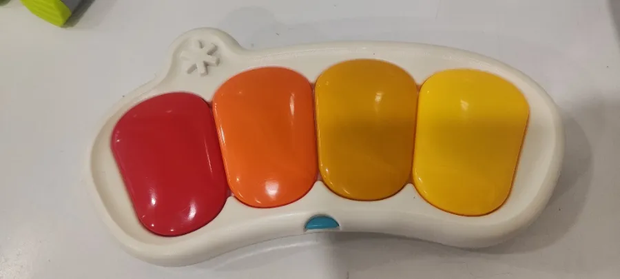 Piano com pequenos amarelados