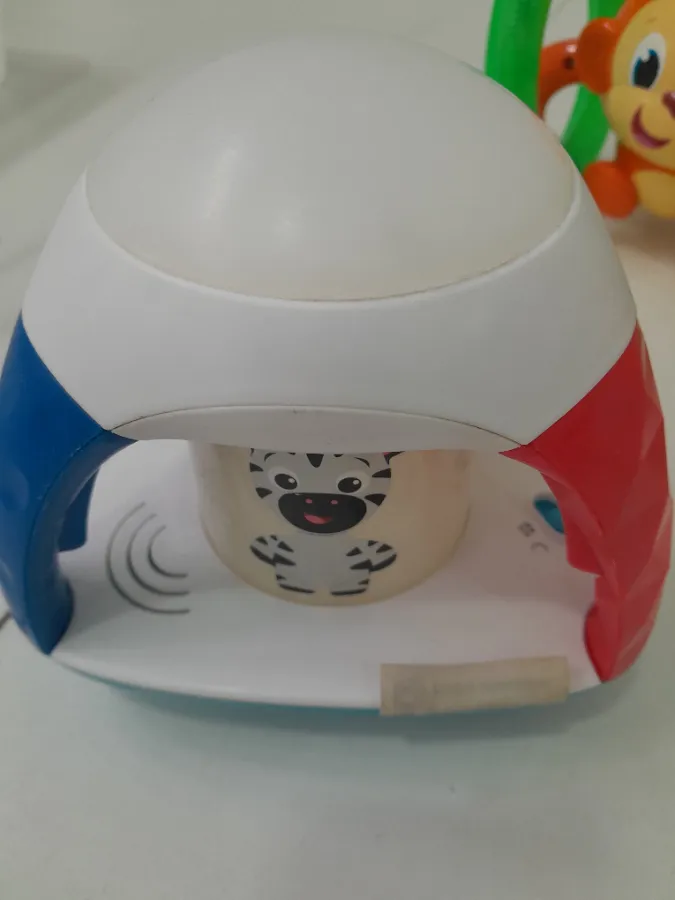 Brinquedo levemente amarelado