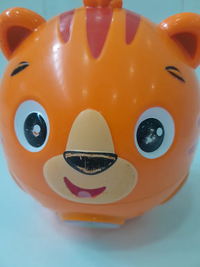 Brinquedos com pequenas marcas de uso