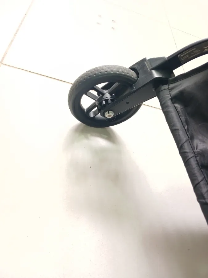 Sem tampa preta da roda . Sem tampa preta da roda .