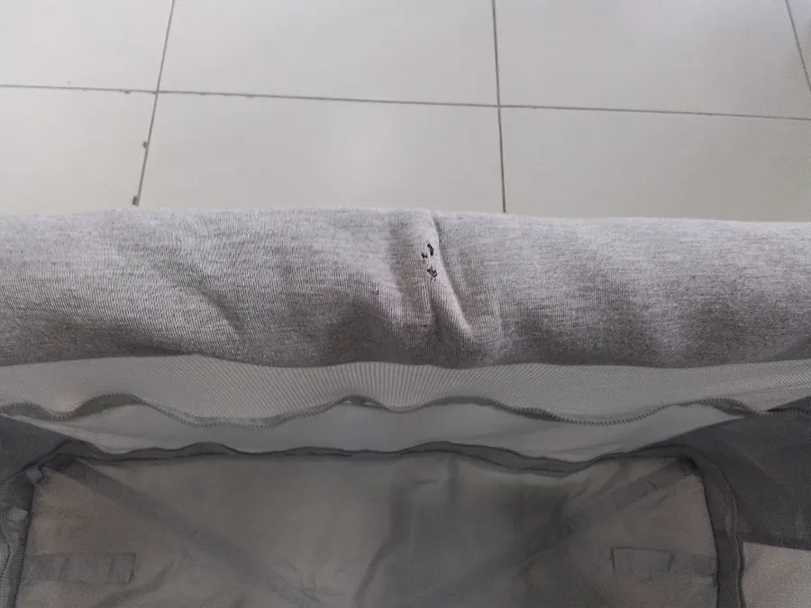 Tecido com pequenas marcas de uso