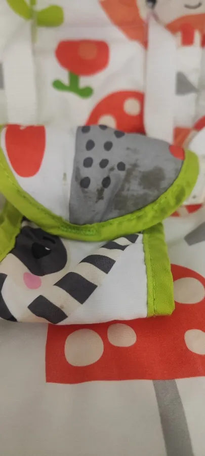 Tecido com uma pequena mancha preta