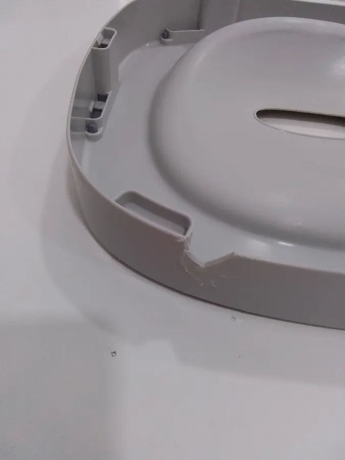 Parte plástica da base está quebrada