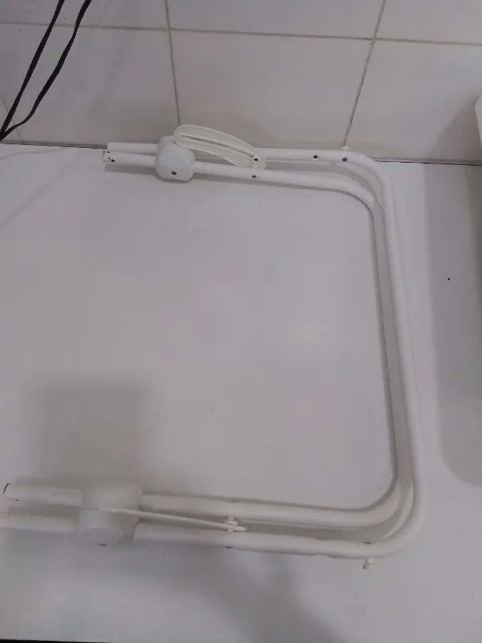 Acompanha um suporte com travas laterais