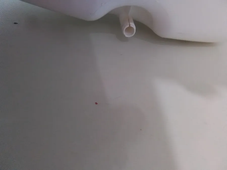 Saída de água com pequena rachadura que não impede o uso Saída de água com pequena rachadura que não impede o uso