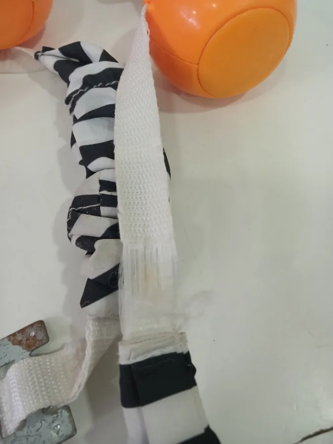 Pernas de encaixe com o tecido desgastado .