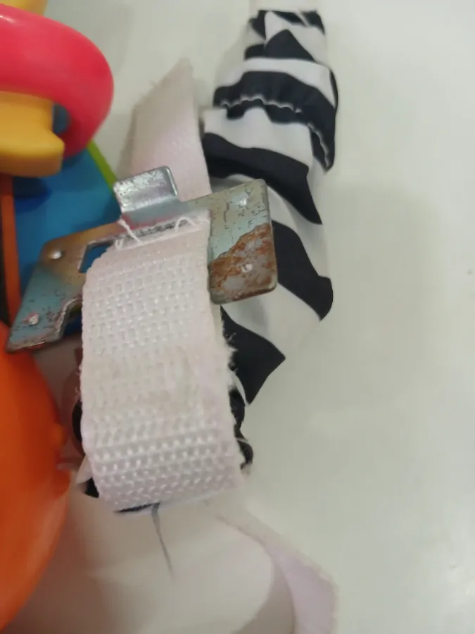 Pequena ferrugem e desgaste (sem contato direto com o bebê)