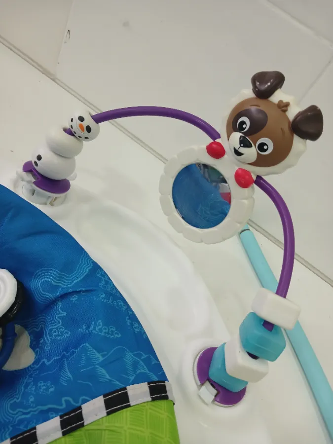 Brinquedos levemente amarelados e com marcas de uso