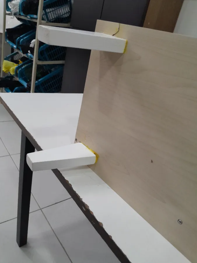 Os pés estão  colados.