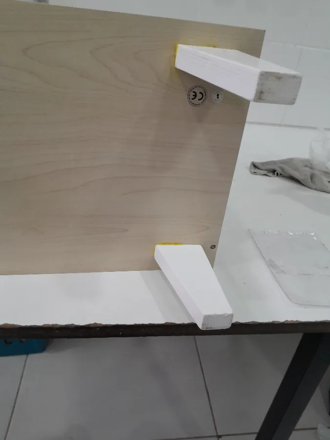 Os pés estão  colados.