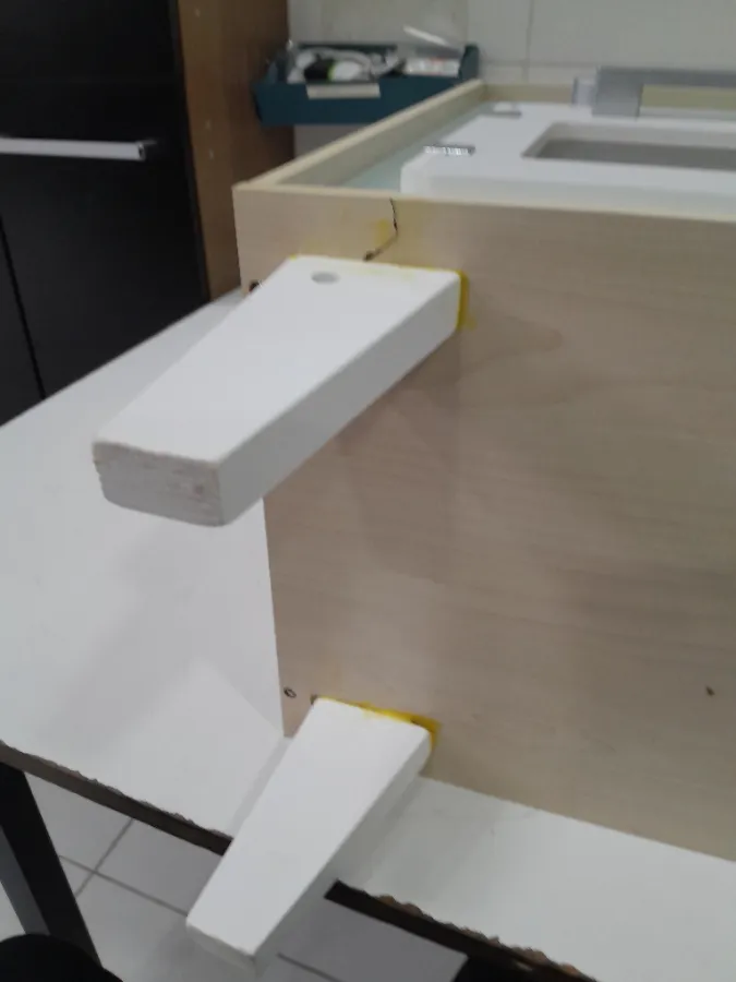 Trinca na parte de baixo da cozinha