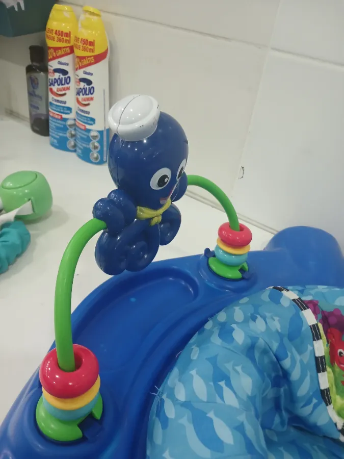 Brinquedos da do encaixe da base azul está um pouco desgastados