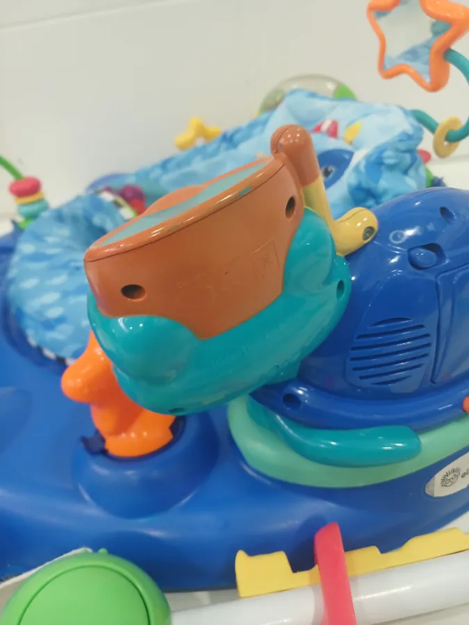 Brinquedos da do encaixe da base azul está um pouco desgastados