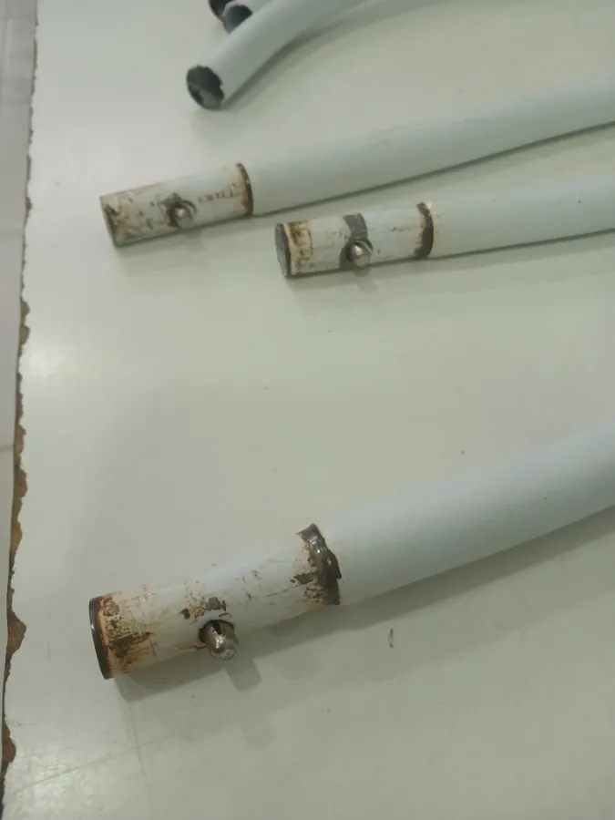 Pernas laterais com pequenas marcas de ferrugens