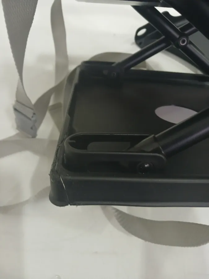 Parte traseira da base plástica rachada