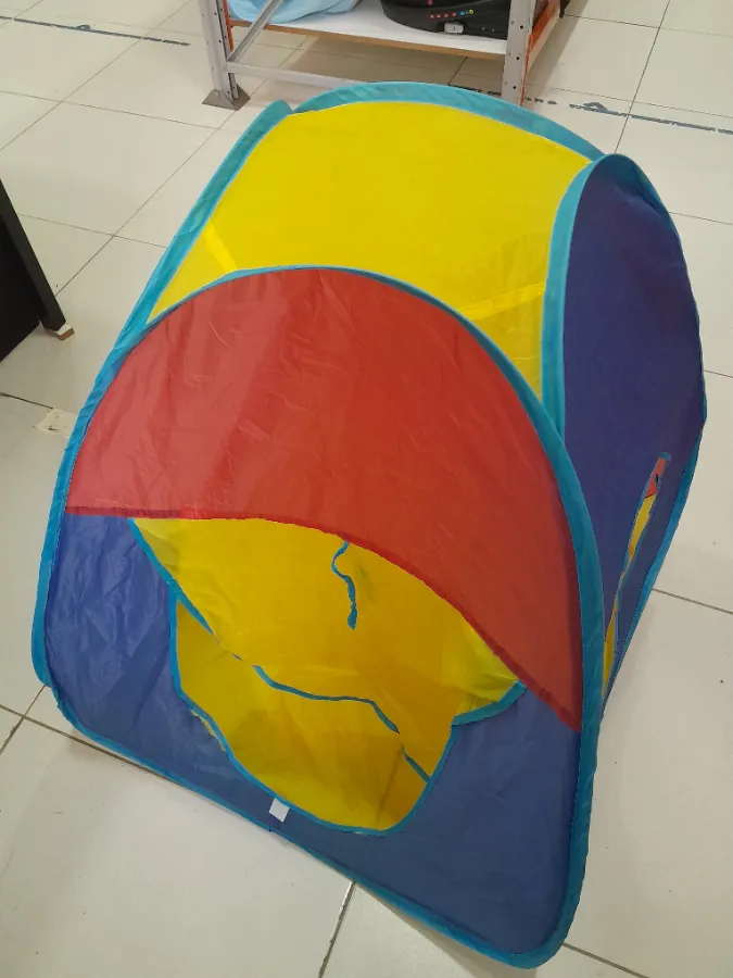 Pequena avaria: (descosturado próximo há porta em 2 lugares), conforme fotos, sem prejuízo significativo ao uso. Primeiro medida de aproximadamente de 15 cm e o segundo de 7 cm.