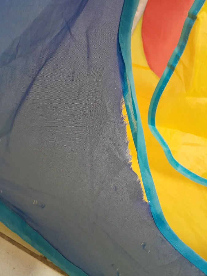 Pequena avaria: (descosturado próximo há porta em 2 lugares), conforme fotos, sem prejuízo significativo ao uso. Primeiro medida de aproximadamente de 15 cm e o segundo de 7 cm.