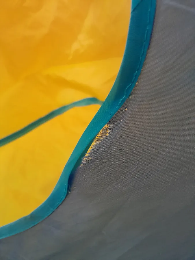 Pequena avaria: (descosturado próximo há porta em 2 lugares), conforme fotos, sem prejuízo significativo ao uso. Primeiro medida de aproximadamente de 15 cm e o segundo de 7 cm.