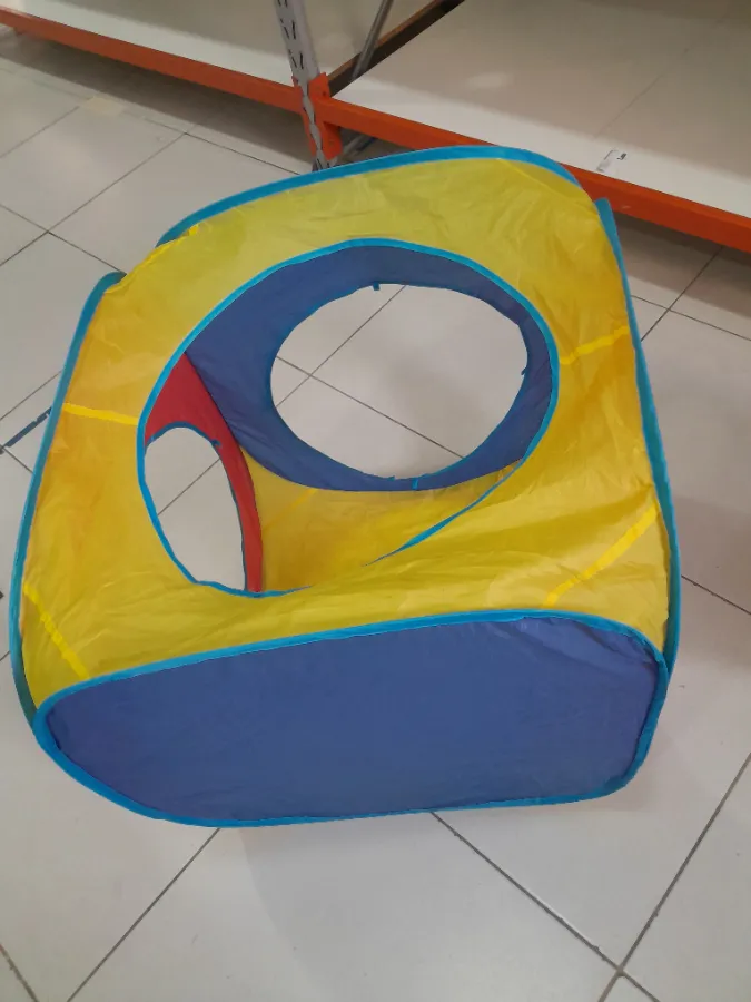 Túnel de conexão colorido com pequenas manchas vermelhas