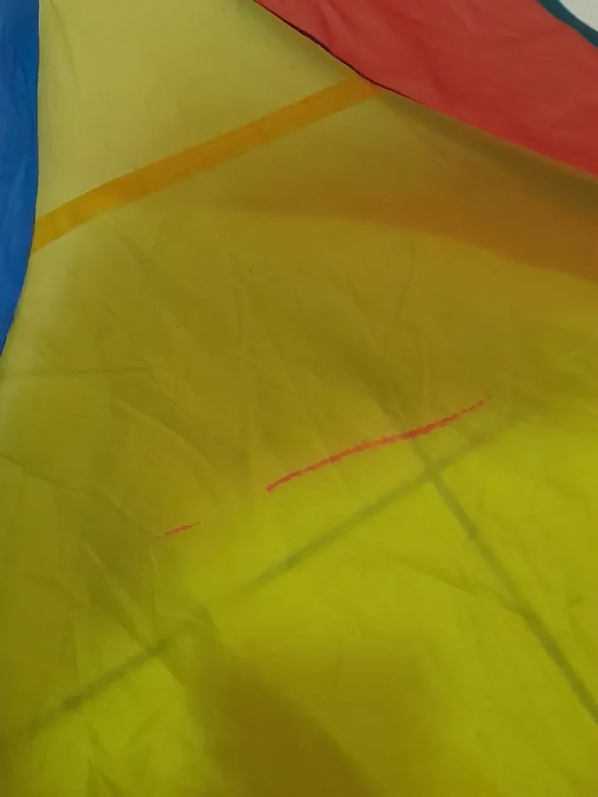 Túnel de conexão colorido com pequenas manchas vermelhas