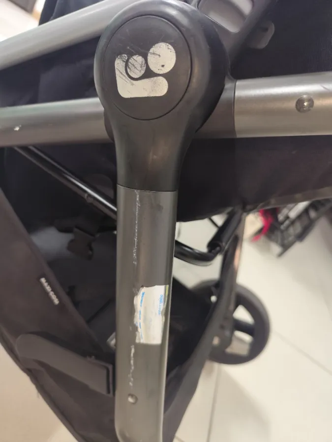 Estrutura metálicas com pequenas marcas de arranhões