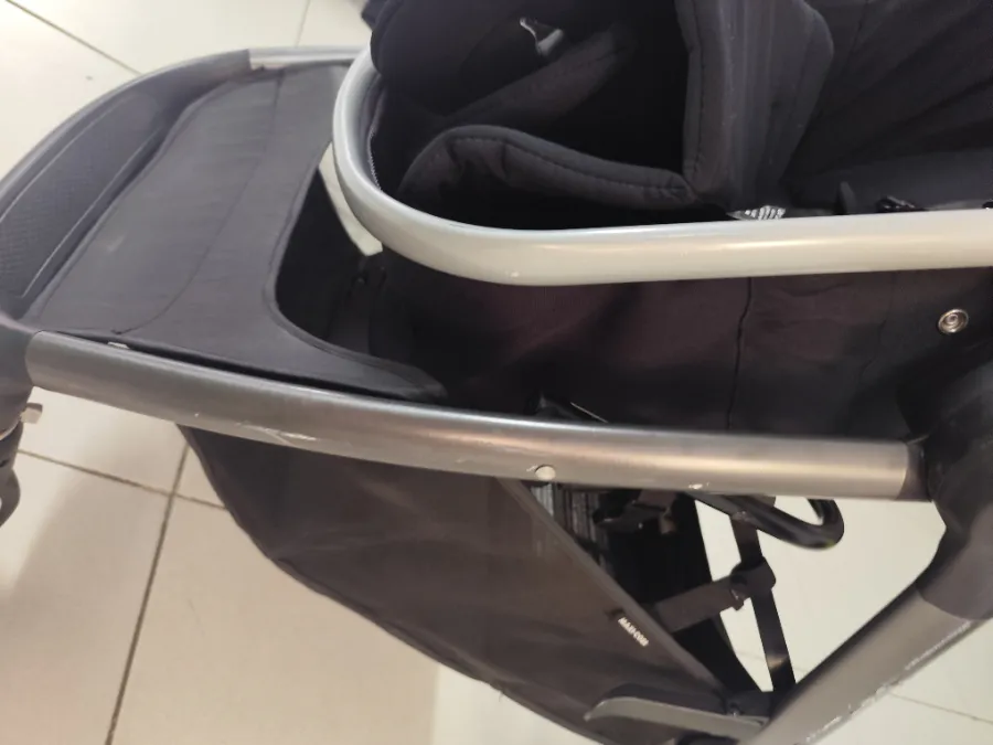 Estrutura metálicas com pequenas marcas de arranhões