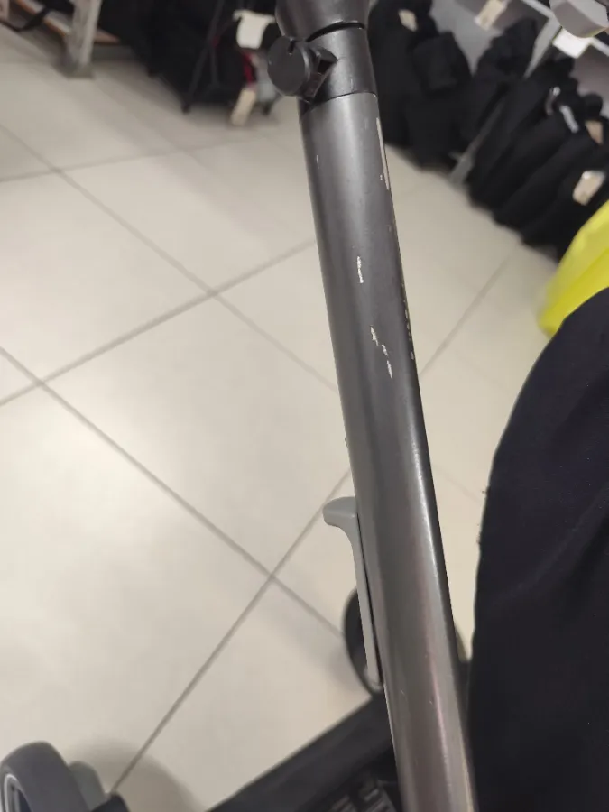 Estrutura metálicas com pequenas marcas de arranhões