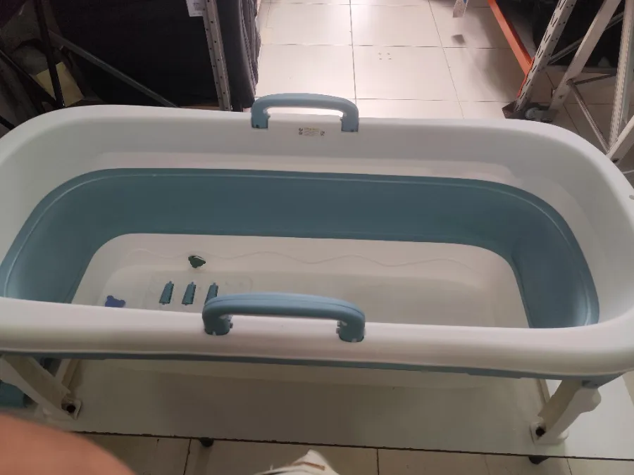 Banheira com pequenas marcas de uso