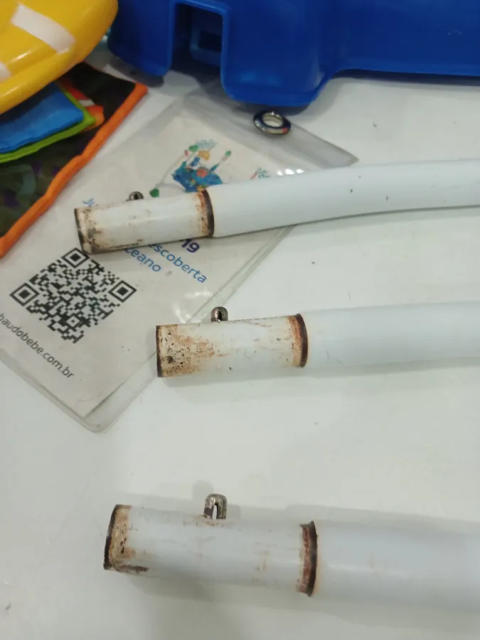 Pernas laterais com pequenas marcas de uso Pernas laterais com pequenas marcas de uso