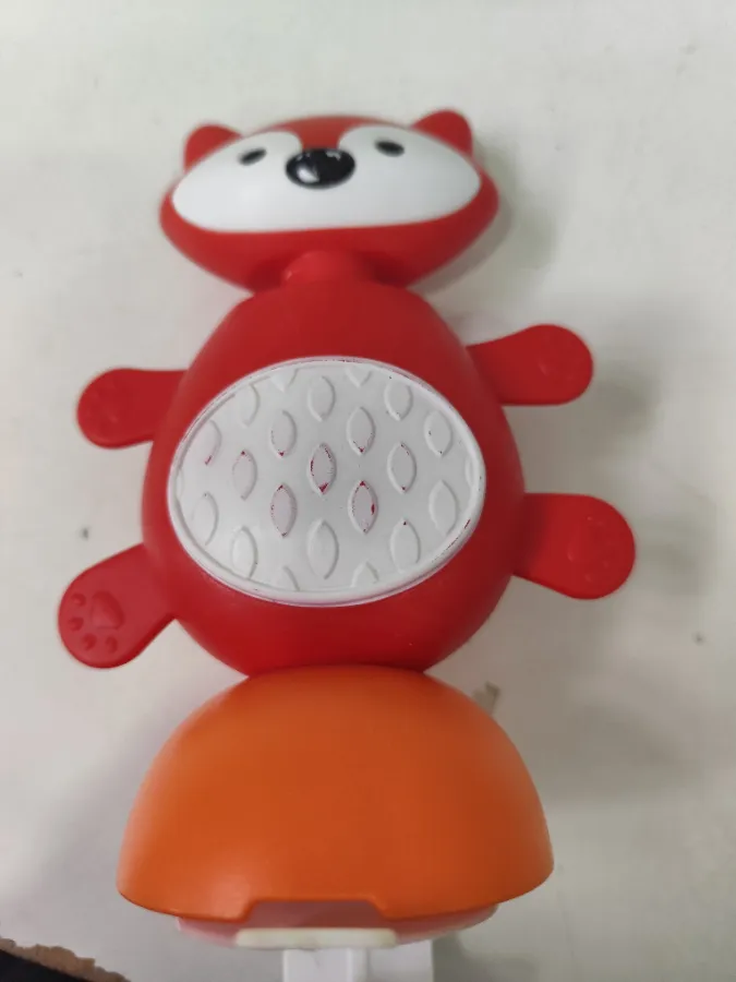 Brinquedo de encaixe da bandeja com pequenas marcas de uso