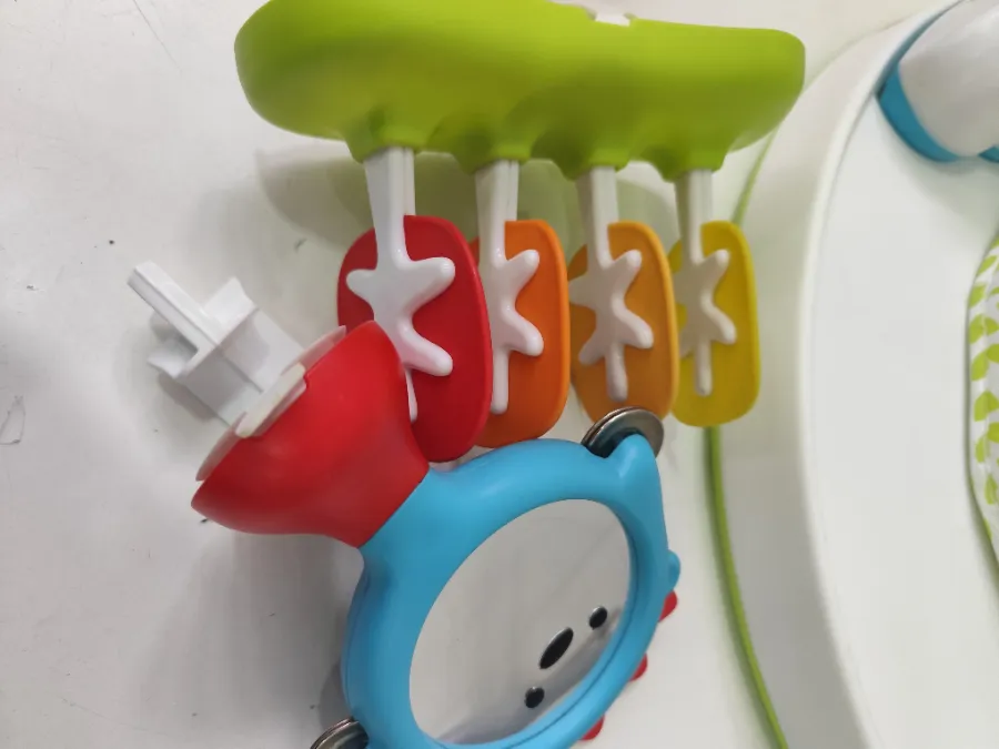 Brinquedo de encaixe da bandeja com pequenas marcas de uso