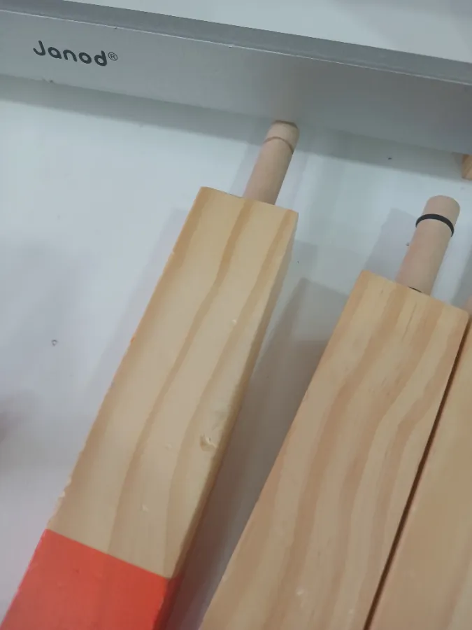 Uma das pernas sem a borrachinha de proteção. Uma das pernas sem a borrachinha de proteção.