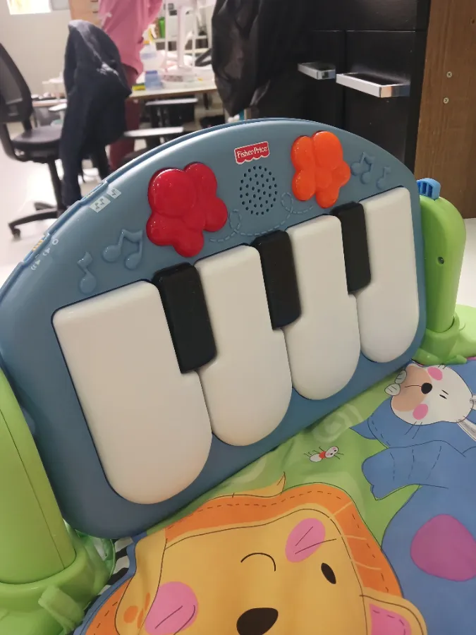 Teclado em bom estado  pequenas avarias , nao acompanha a pilha .