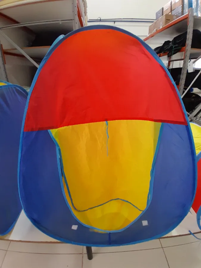Barraca toca infantil com rasgo de 14cm embaixo da porta e pequenos furos na parte de trás. Barraca toca infantil com rasgo de 14cm embaixo da porta e pequenos furos na parte de trás.