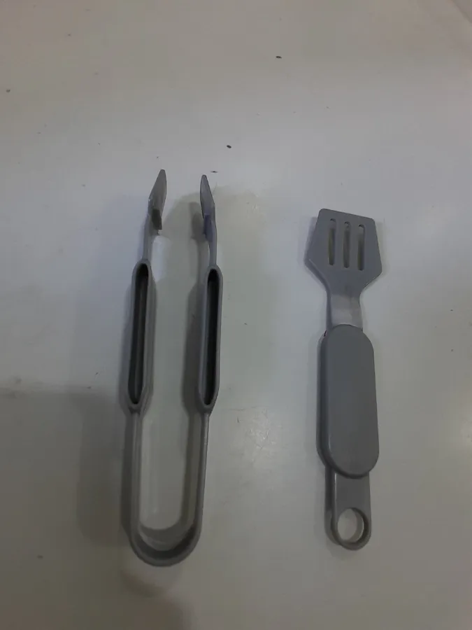 Acompanha 2 utensílios, espátula e pegador de carne com marcas de uso Acompanha 2 utensílios, espátula e pegador de carne com marcas de uso
