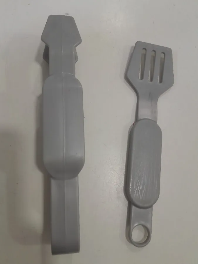Acompanha 2 utensílios, espátula e pegador de carne com marcas de uso Acompanha 2 utensílios, espátula e pegador de carne com marcas de uso