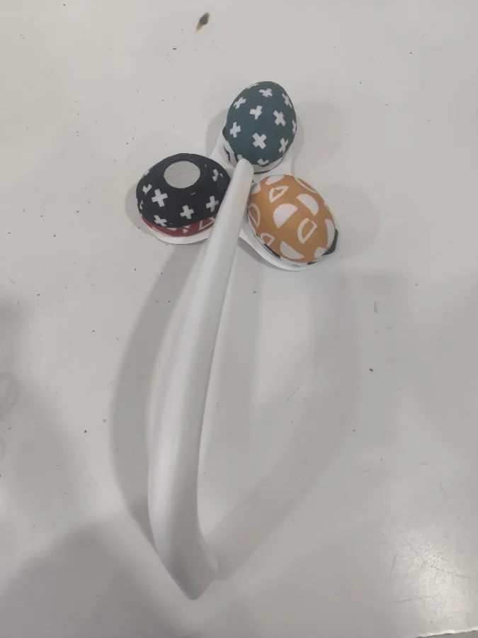 Acompanha um móbile com três bolinhas. Acompanha um móbile com três bolinhas.