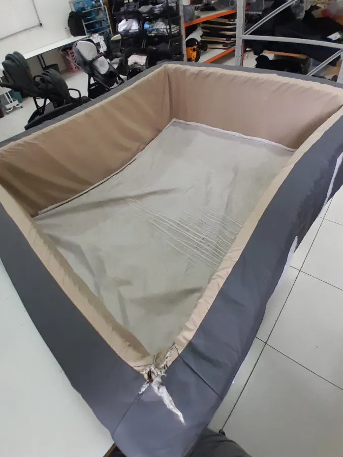 Pequena avaria no tecido da piscina
