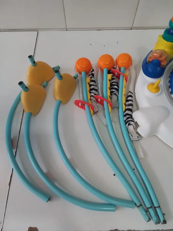 Estrutura metálica com marcas de uso