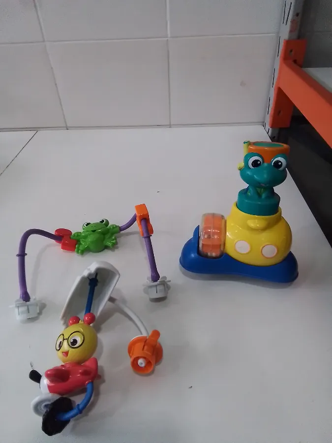 Acompanha um penduricalho e dois brinquedos de encaixe