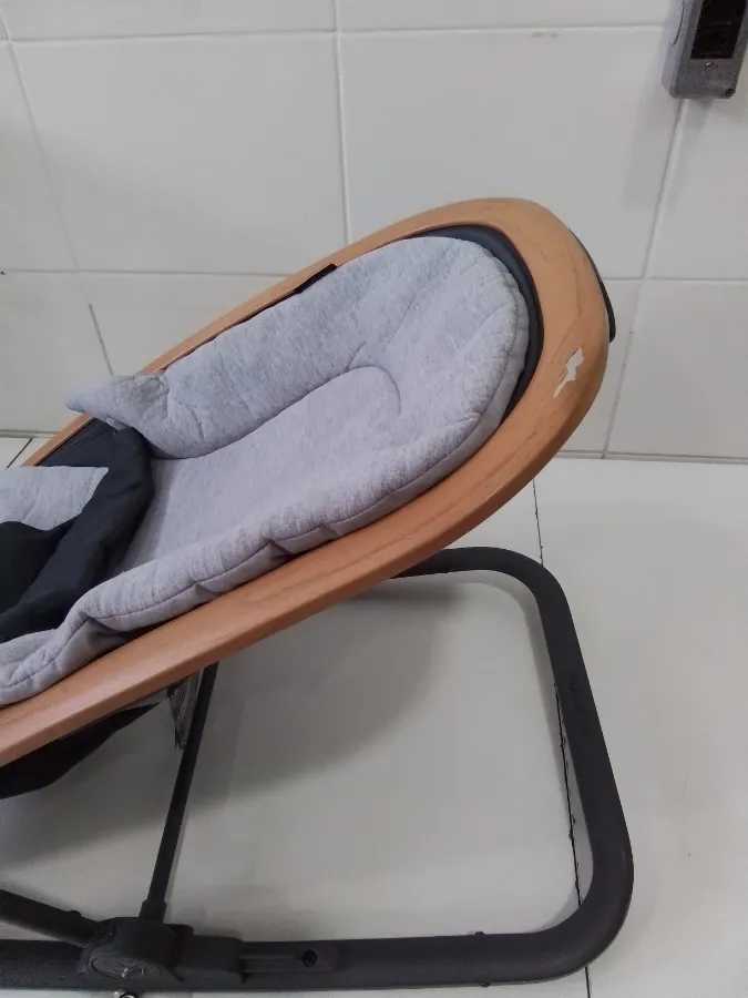 Estrutura metálica com pequenas marcas de uso Estrutura metálica com pequenas marcas de uso