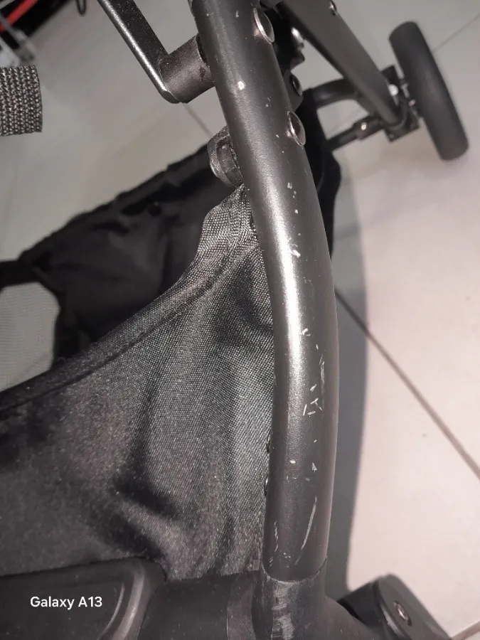 Estrutura metálica com pequenas avarias Estrutura metálica com pequenas avarias